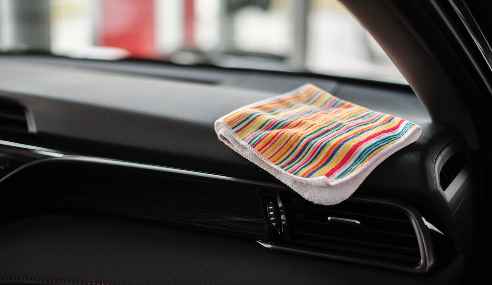 Zo maak je de binnenkant van je autoruiten echt schoon