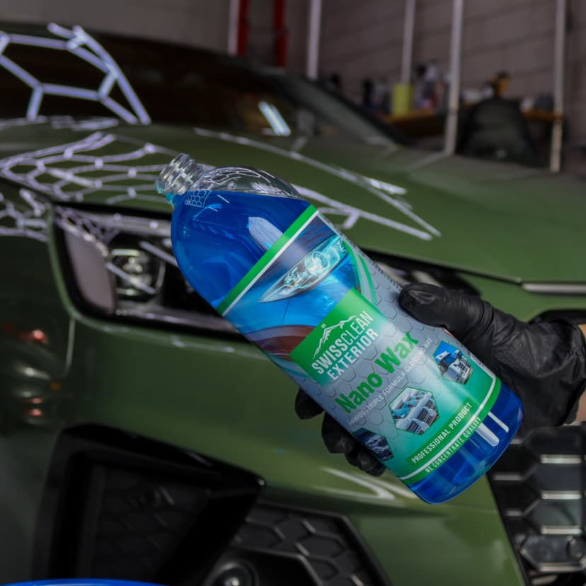 Nano wax van Swiss Clean wordt in emmer gegoten